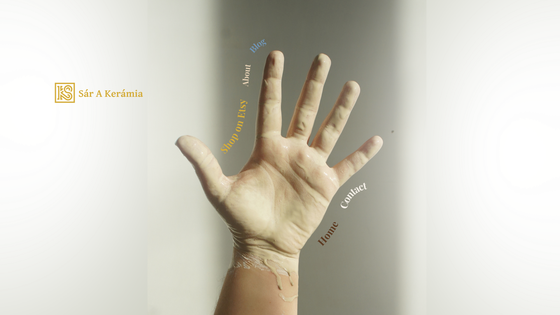 Sár A Kerámia - clay-covered hand